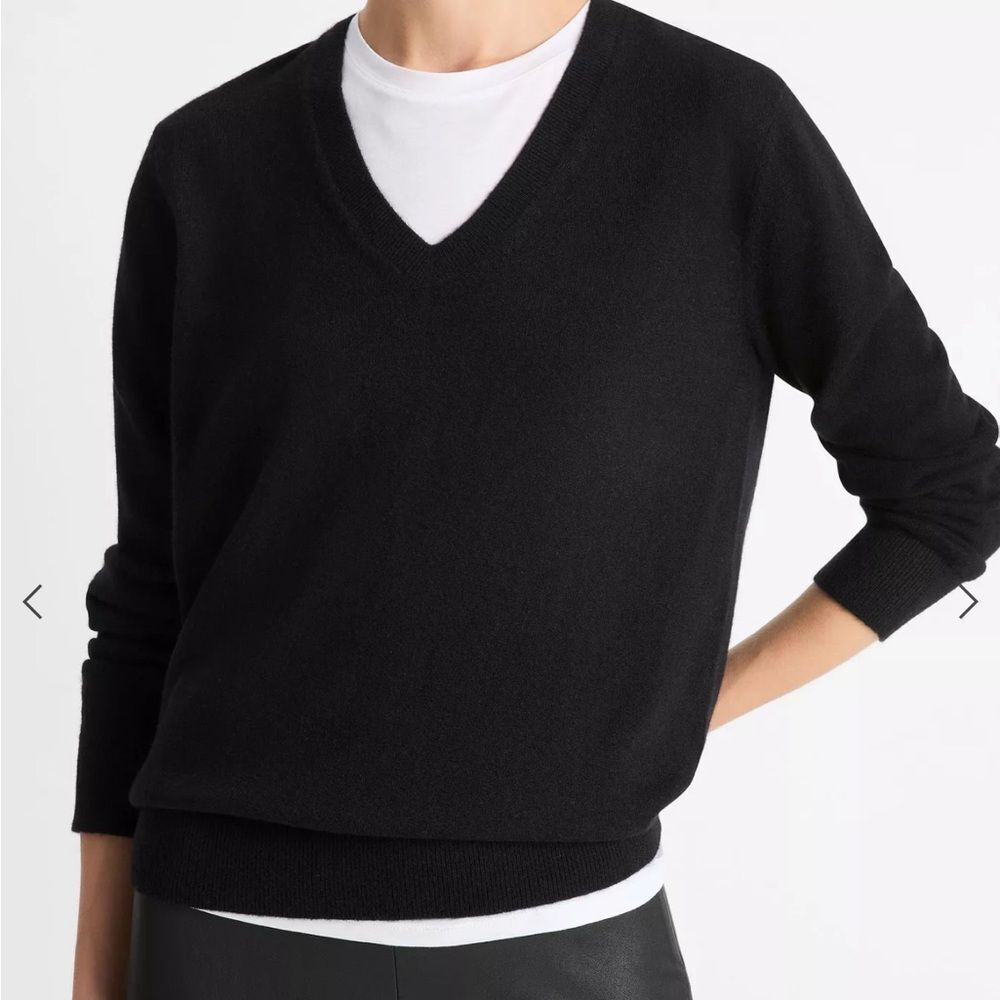 Vince Classic Black V-Neck cashmere Sweater size small NWT